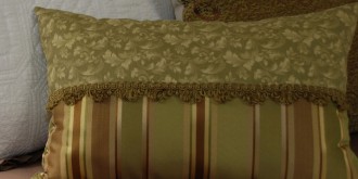 thumbnail--simple two fabric pillow