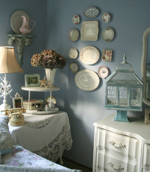 bedroom plate wall