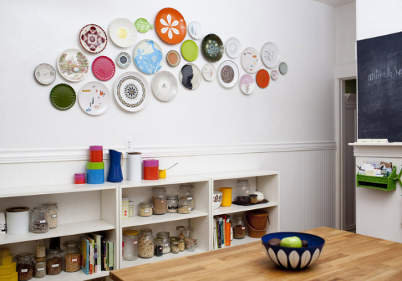 Colorful free form plate wall in kitchen