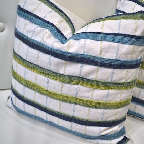 DIY: Decorative Pillows With Variegated Yarn Design