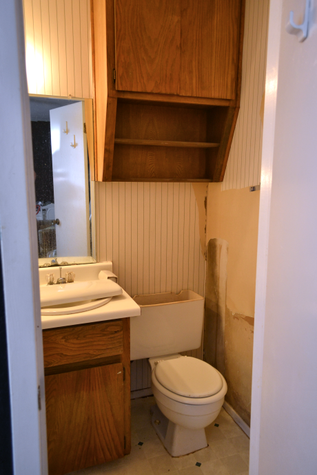 Tiny condo bathroom before makeover