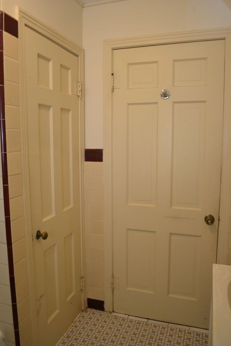 late 1940s / early 1950s bathroom before remodel - linen closet hidden behind bathroom door