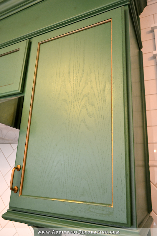 very-visible-wood-grain-in-oak-cabinet-door