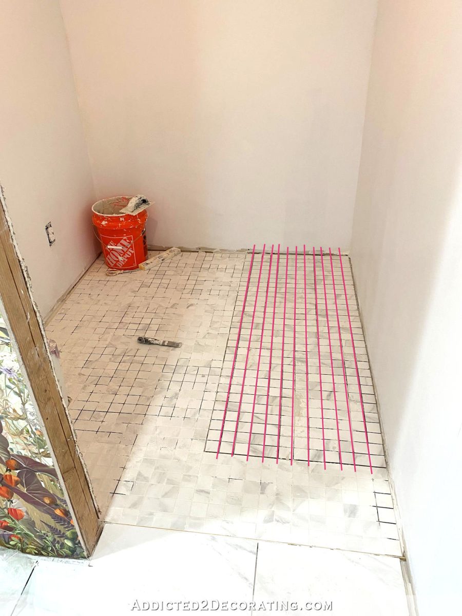 The installation of the toilet floor tile is completed - 1