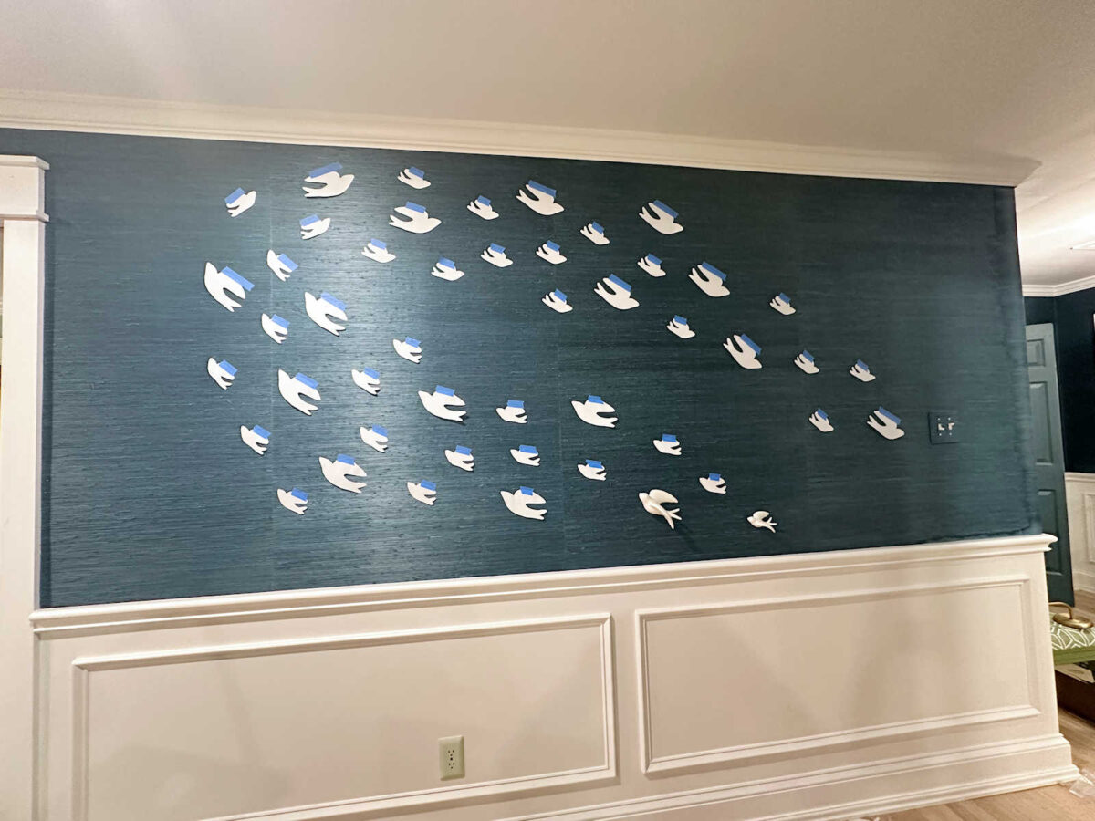 agencement et installation d'un mur de 48 oiseaux en céramique
