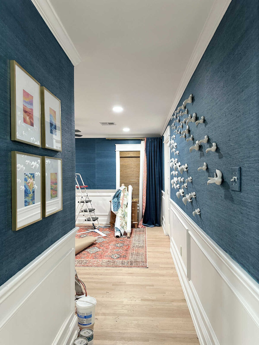 Installation d'art d'oiseaux en céramique sur le mur de la chambre