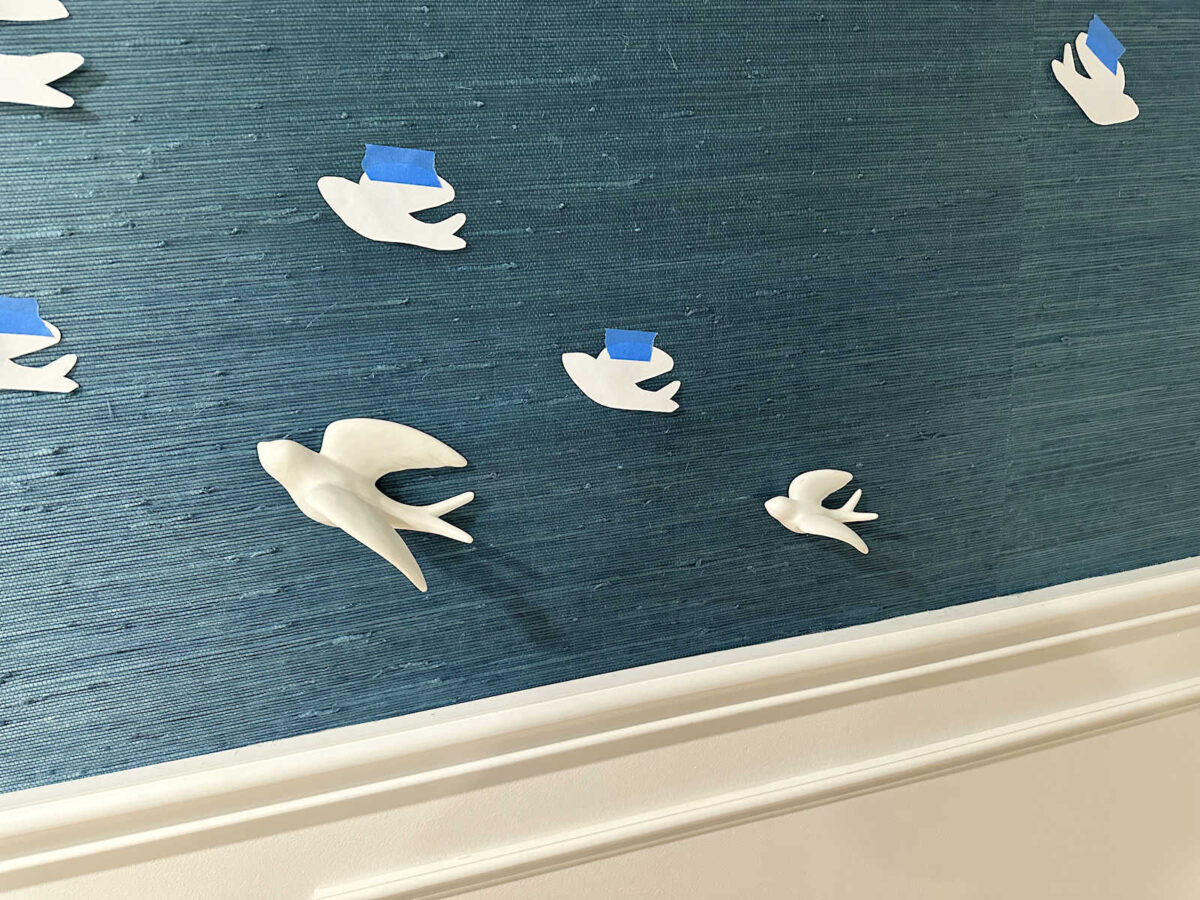 installation artistique de 48 oiseaux en céramique sur le mur de notre chambre