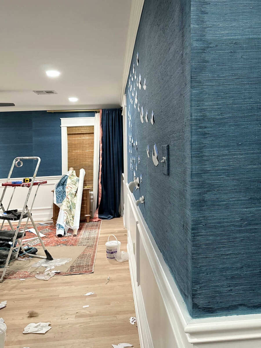 Mur 3D d'oiseaux en céramique dans la chambre