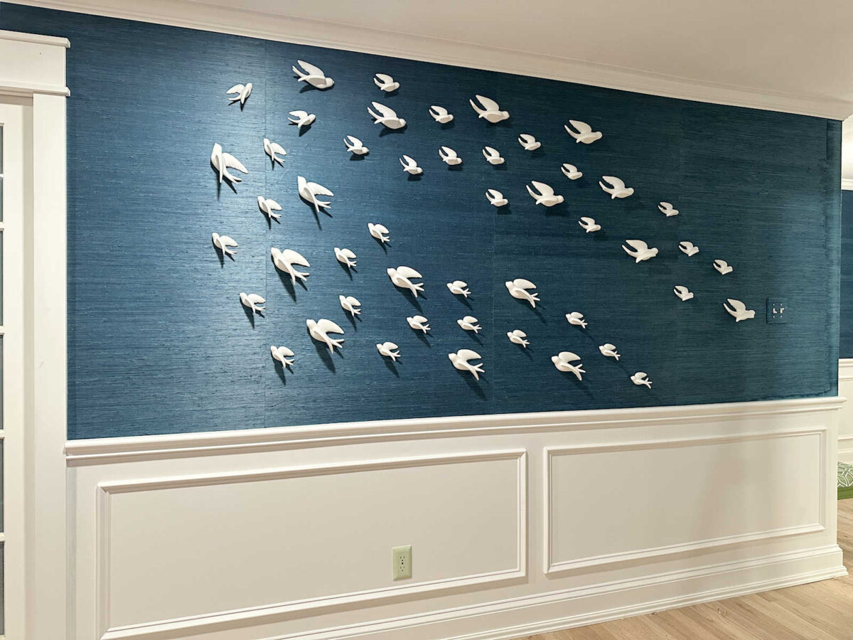 Installation d'art d'oiseaux en céramique sur le mur de la chambre