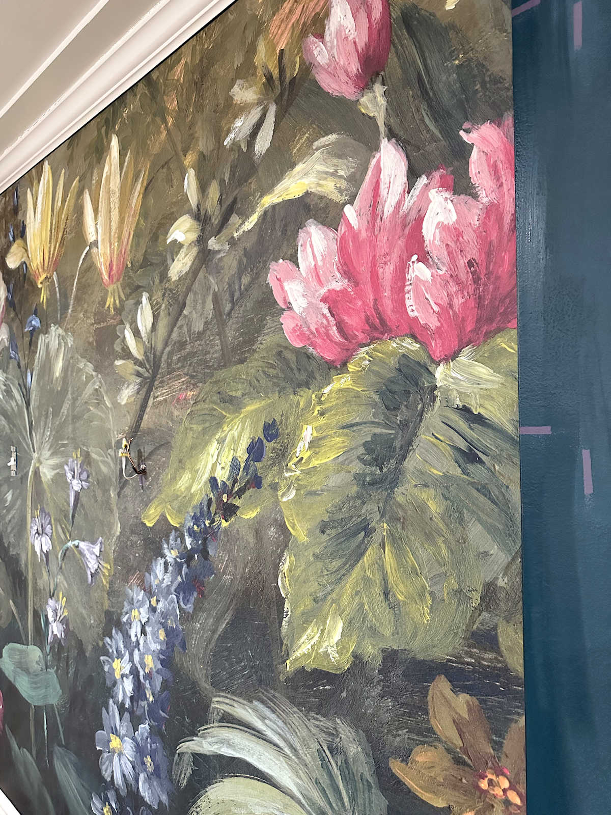 Instalación del mural de papel tapiz para la entrada en proceso Instalación del mural de papel tapiz para la entrada en proceso